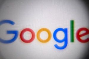  தனது குரலை திருடியதாக Google மீது வழக்கு தொடுத்த பத்திரிகையாளர்
