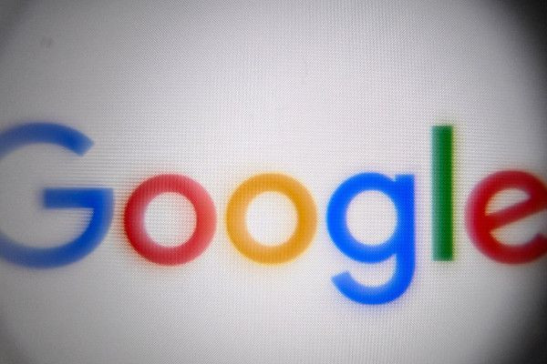  தனது குரலை திருடியதாக Google மீது வழக்கு தொடுத்த பத்திரிகையாளர்