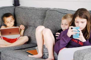 குழந்தைகள் செல்போன் பார்ப்பதால் ஏற்படும் ஆபத்துக்கள் பற்றி  தெரியுமா?