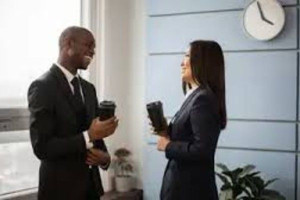 பெண்களுடன் பேசும்போது கூச்சமா? தயக்கத்தை போக்கும் எளிய வழிகள்