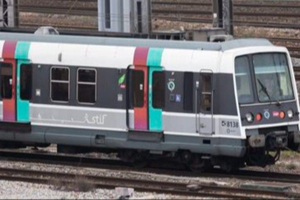 RER A ரயில் பாதையில் மின்கம்பி முறிவு: Disneyland Paris போக்குவரத்து சேவை பாதிப்பு!!