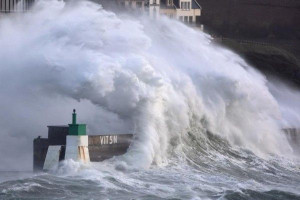 நில்ஸ் புயல்: 140 கிலோமீட்டர் வேகத்தில் காற்று எச்சரிக்கை!! 25 மாவட்டங்களுக்கு ஆரஞ்சு எச்சரிக்கை!!