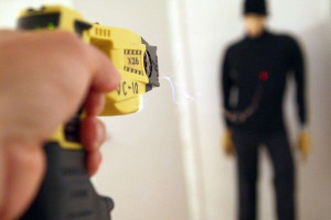 SNCF அதிகாரிகளுக்கு சோதனை அடிப்படையில் taser அணிய அனுமதி!!