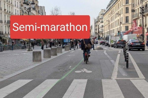 பரிஸ் பாதையில் வரையப்பட்டுள்ள பச்சை கோடுகள் என்ன?