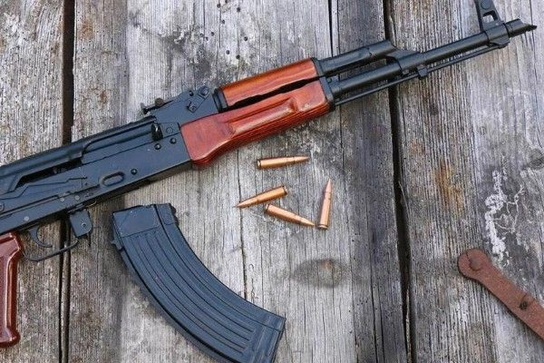 கஞ்சா சோதனையில் பிடிபட்ட பெரிய ஆயுத களஞ்சியம்!!