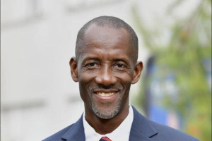 Saint - Dennis மேயர் குறித்து இனவெறி பேச்சு: கடும் அரசியல் சர்ச்சை!!