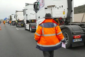 எரிபொருள் விலை உயர்வுக்கு எதிராக லொரி ஓட்டுநர்கள் போராட்டம்!!