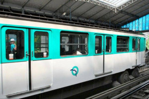 Barbès-Rochechouart மெட்ரோ நிலையத்தில் ஒருவர் தாக்கப்பட்டு மெட்ரோ பாதையில் தள்ளிவிடப்பட்டார்!!