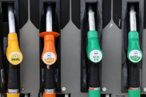 எரிபொருள் விலை குறைவு: நாளை முதல் அமுல்!!