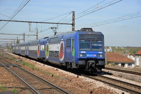 தொடருந்து பாதையில் பாய்ந்த நபர் உயிரிழப்பு - RER D சேவை முற்றிலும் பாதிப்பு!!