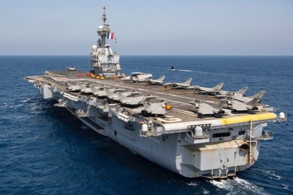 Charles de Gaulle விமானக் கப்பலை பாதுகாக்கும் ஒரு போர் கப்பலின் இருப்பிடத்தை கண்டறிந்த அஞ்சல் அட்டையின் டிராக்கர்!!