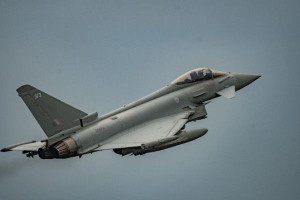 இரண்டு ரஷ்ய Su-24 விமானங்களை தடுத்து நிறுத்திய பிரெஞ்சு ரஃபேல் போர் விமானங்கள்!!