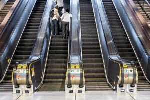 Escalatorஇல் எதிர்திசையில் சென்றதற்காக ஒரு பயணிக்கு 200 யூரோக்கள் அபராதமா?