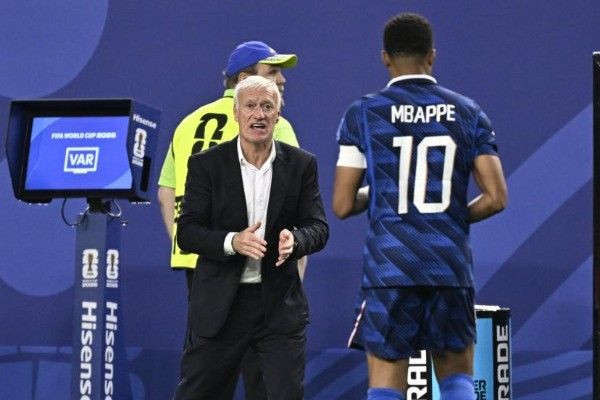 தலைமை பயிற்சியாளர் Didier Deschampsஇன் தாயாருக்கு பிரான்ஸ் அணி அஞ்சலி!!