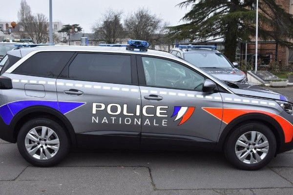 Sarcelles: வாகனம் ஒன்றில் ஆயுதங்கள் கண்டெடுக்கப்பட்டதை தொடர்ந்து 300 பேர் வெளியேற்றம்!!