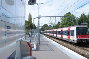 RER B தொடருந்தின் மீது சாகசம் - இளைஞன் படுகாயம்!!