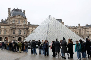 வேலை நிறுத்தத்தால் திணறும் லூவர்! - இன்றும் மூடப்பட்டது!!