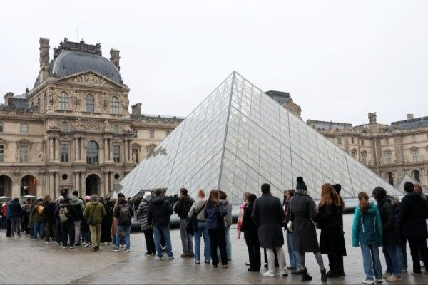வேலை நிறுத்தத்தால் திணறும் லூவர்! - இன்றும் மூடப்பட்டது!!