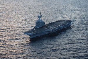 களத்தில் குதிக்கிறது பிரான்ஸ்… அட்லாண்டிக் பெருங்கடலில் விமானதாங்கி கப்பல்!!