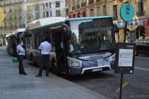பேருந்துக்குள் கத்தியுடன் ஏறிய நபர்  மீது துப்பாக்கிச்சூ!