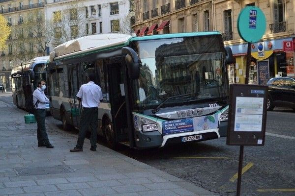 பேருந்துக்குள் கத்தியுடன் ஏறிய நபர்  மீது துப்பாக்கிச்சூ!