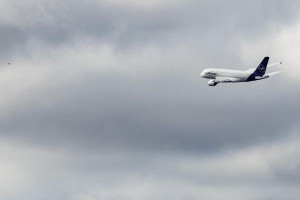 விமான நிலையத்தில் பாரிய தீ! - எயார் பிரான்ஸ் விமானம் திரும்பியது!!