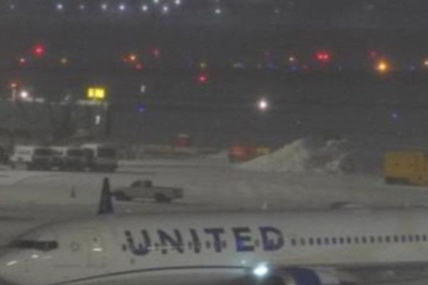 அமெரிக்காவில் பனிப்புயலுக்கு மத்தியில்  விபத்துக்குள்ளான விமானம்