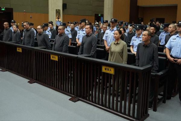 சீனாவில் இணைய வழி மோசடியில் ஈடுப்பட்ட  11 பேருக்கு மரண தண்டனை