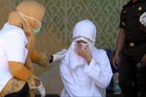 இந்தோனேசியாவில் தம்பதிக்கு 140 கசையடிகள் - காரணம் என்ன...?