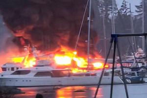 கனடாவில் மூன்று சொகுசு படகுகள் தீக்கிரை