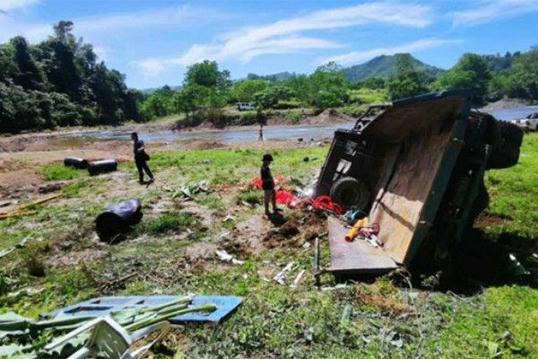 பிலிப்பைன்ஸில் லொறி பள்ளத்தில் கவிழ்ந்து விபத்து - 09 பேர் பலி