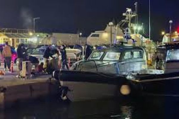 கிரீஸ் இல் அகதிகளுடன் சென்ற படகு விபத்து - 15 பேர் பலி