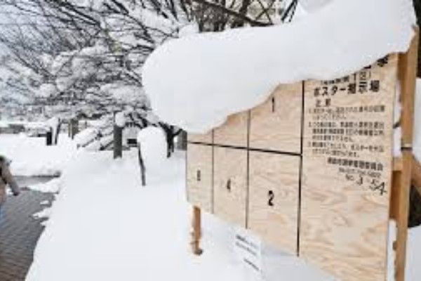 ஜப்பானில் கடும் பனிப்பொழிவிற்கு நடுவே  தேர்தல் ஒன்றில் தீவிரமாக வாக்களிக்கும் மக்கள்