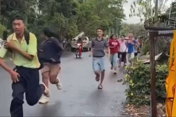  தாய்லாந்தில் துப்பாக்கி முனையில் குழந்தைகளை சிறைப்பிடித்த இளைஞர்