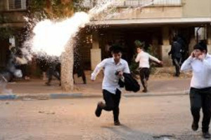 இஸ்ரேலின் பெண் IDF வீராங்கனைகளை துரத்திய கும்பல்