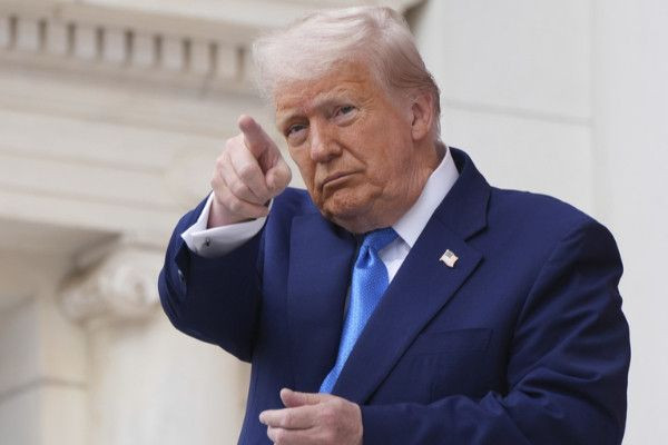 உலகளாவிய சுங்கவரியை மீண்டும் அதிகரித்த அமெரிக்க ஜனாதிபதி ட்ரம்ப்