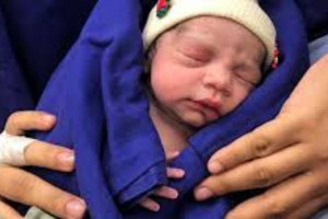  கருப்பை மாற்று அறுவை சிகிச்சைக்கு பின் பிறந்த குழந்தை -  புதிய சாதனை