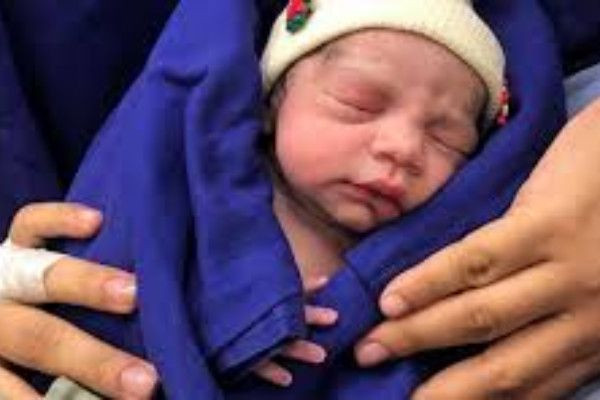  கருப்பை மாற்று அறுவை சிகிச்சைக்கு பின் பிறந்த குழந்தை -  புதிய சாதனை