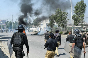 பாகிஸ்தானில்  அமெரிக்க துணைத் தூதரகம் அடித்து உடைக்கப்பட்டது - 9 பேர் பலி