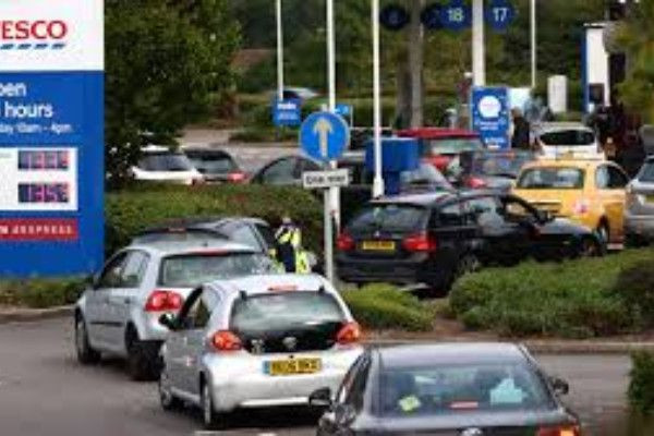 மத்திய கிழக்கில் போர் அச்சுறுத்தல் - பிரித்தானியாவில் நிலவும் பெட்ரோல் தட்டுப்பாடு