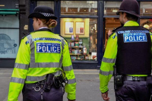 ஈரானிய உளவாளிகள்  பிரித்தானியாவில்  கைது!