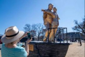 'டைட்டானிக்' காதலர்கள் போல நிற்கும் ட்ரம்ப் - எப்ஸ்டீன் - வைரலாகும் வொஷிங்டன் சிலை