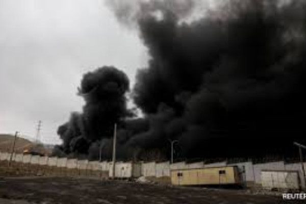 அபுதாபியில் ஏவுகணைத் தாக்குதல் - சிதறல்கள் கீழே விழுந்ததில் இருவர் பலி