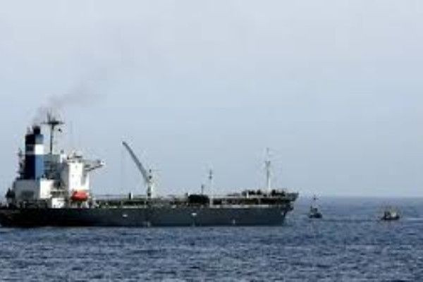 துபாய் துறைமுகத்துக்கு அருகில் குவைத் நாட்டின் எண்ணெய் கப்பலை தாக்கிய ஈரானின் ட்ரோன்!