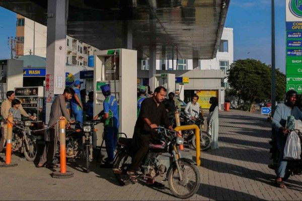 எரிபொருட்களின் விலை அதிகரிப்பு - பாகிஸ்தானில்   பல்வேறு கட்டுப்பாடுகள்!    