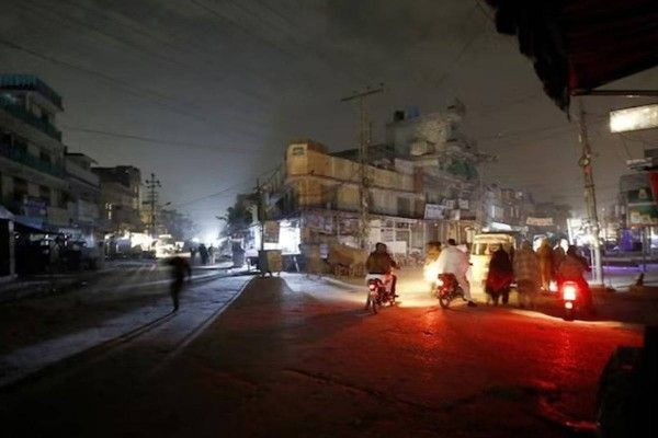 ஈரான் போரால் இருளில் மூழ்கும் பாகிஸ்தான் - நாளொன்றுக்கு 7 மணி நேர மின்சார நிறுத்தம்