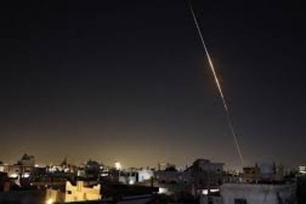 தெஹ்ரானின் பல இடங்களில் வான் பாதுகாப்பு துப்பாக்கிச் சூடு சத்தங்கள்!