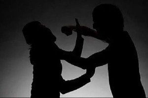 இலங்கையில் வயோதிப தாயை கொடூரமாக தாக்கி காயப்படுத்திய இளைய மகன்