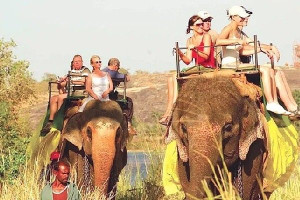 இலங்கையை நோக்கி படையெடுக்கும் சுற்றுலா பயணிகள்