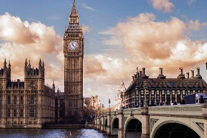 பிரித்தானியாவில் வேலை வாங்கித் தருவதாகக் கூறி பண மோசடி செய்தவர் கைது